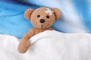 Ein Teddybär mit einem Pflaster auf der Stirn