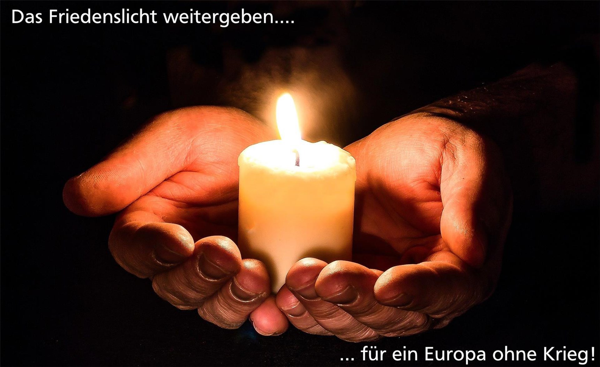 Zwei Hände halten eine Kerze
