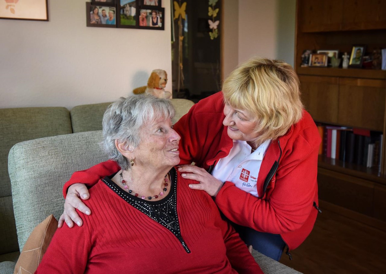 Pflegerin und Seniorin im Gespräch